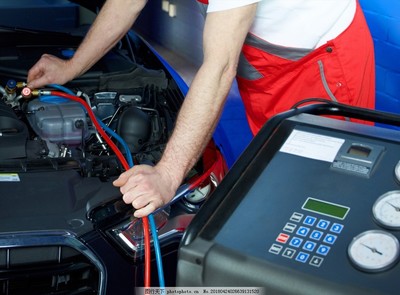 汽車(chē)養(yǎng)護(hù)與電腦板維修 現(xiàn)代汽修技師必備的雙重技能